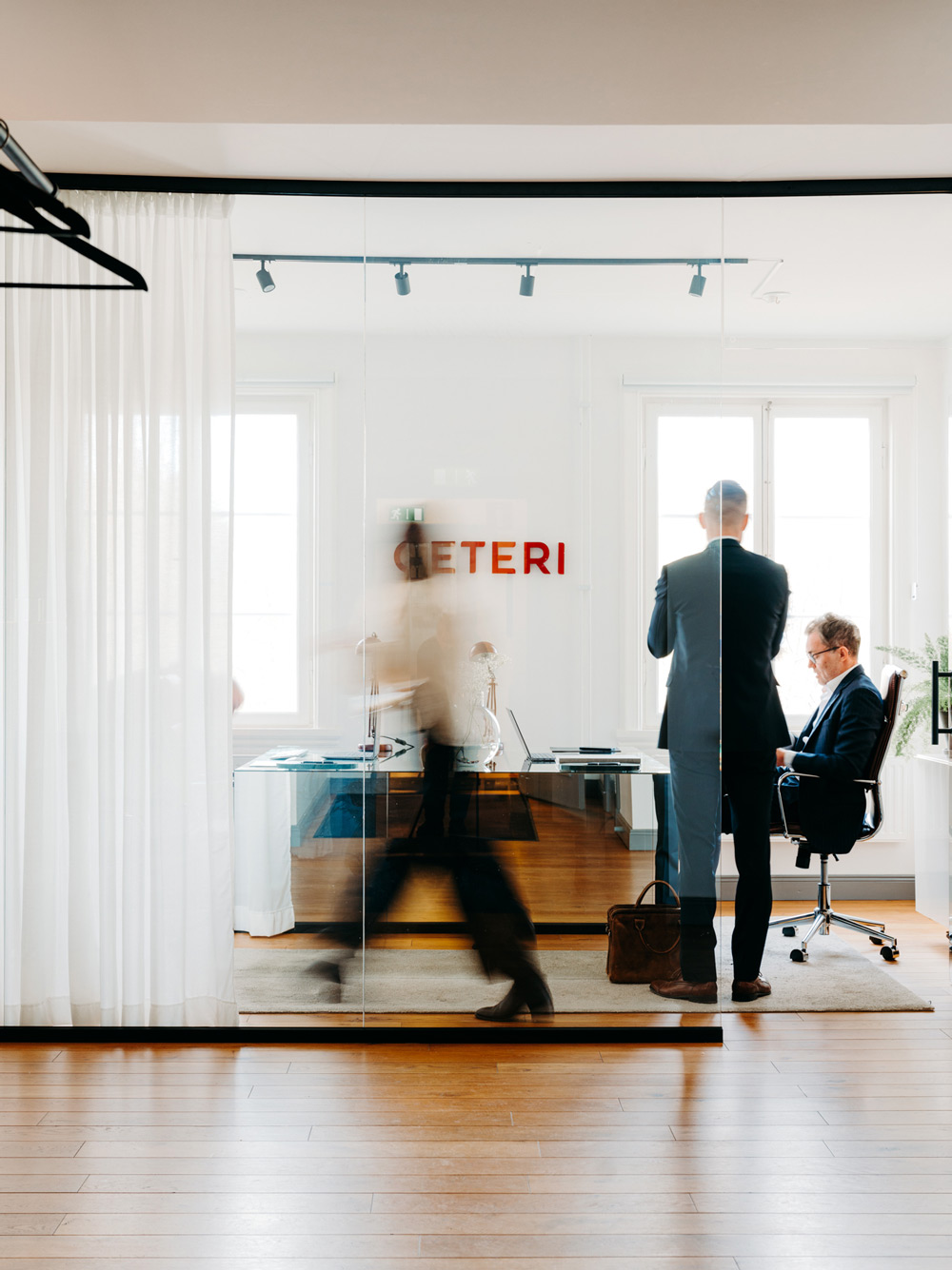 Anställda gåendes på CETERIs kontor