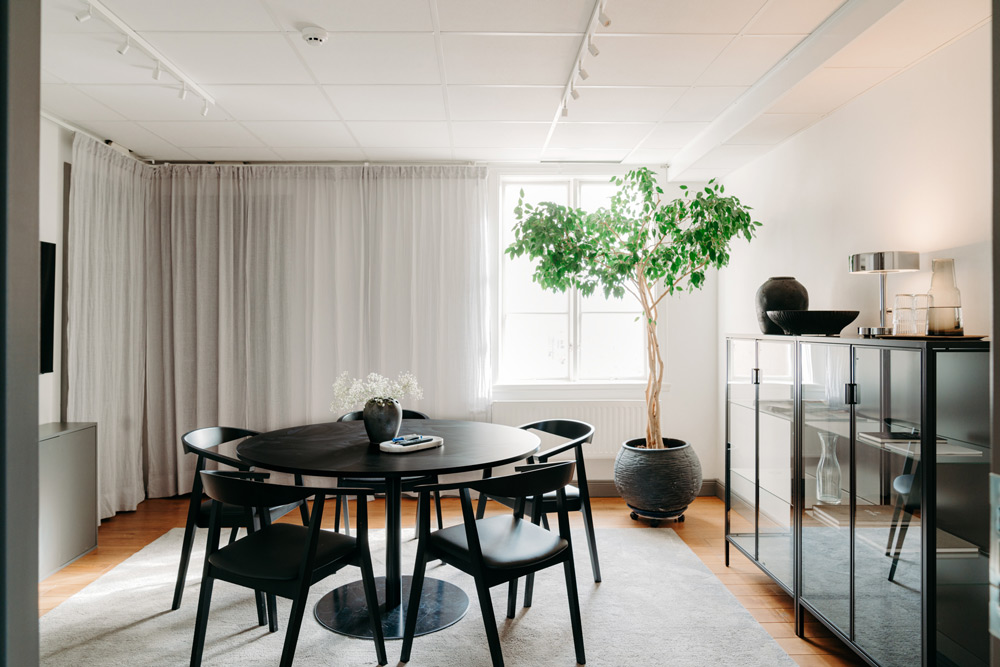 Anställda gåendes på CETERIs kontor