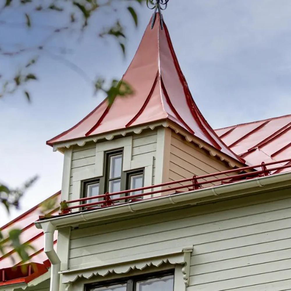 Den nya fasaden och taket på huset