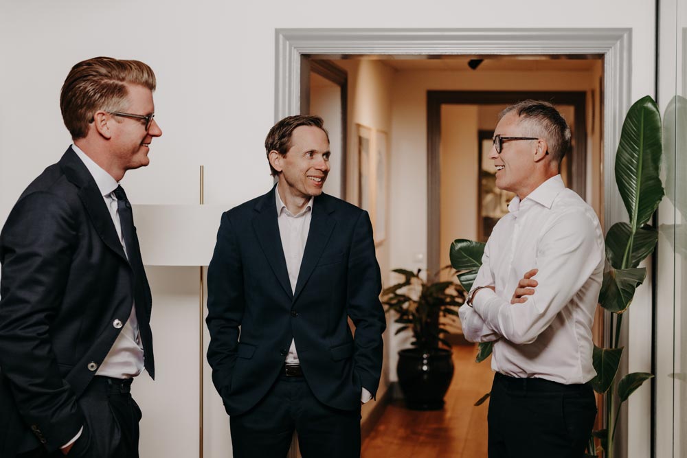 Tre medarbetare på Ceteri som står och pratar