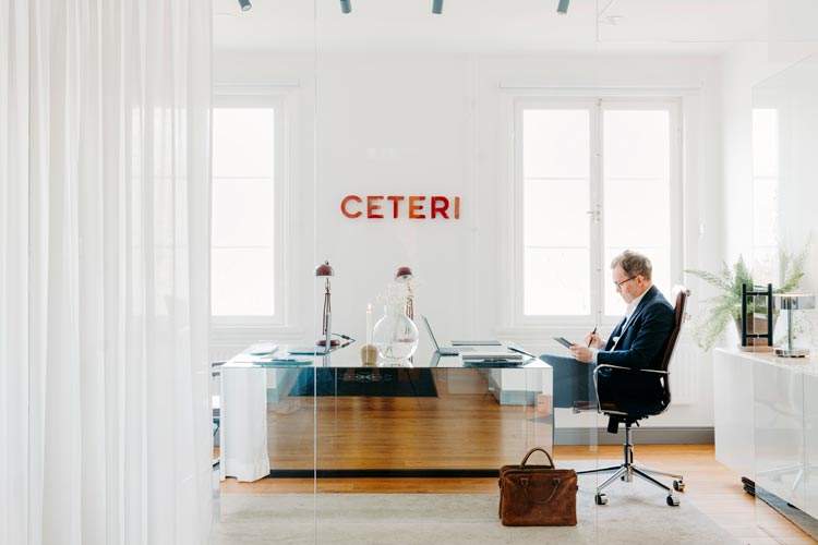 En medarebtare sedd från sidan medan han arbetar på kontoret